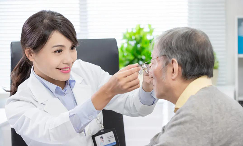 剛進(jìn)入40歲，你能接受戴老花鏡嗎？
